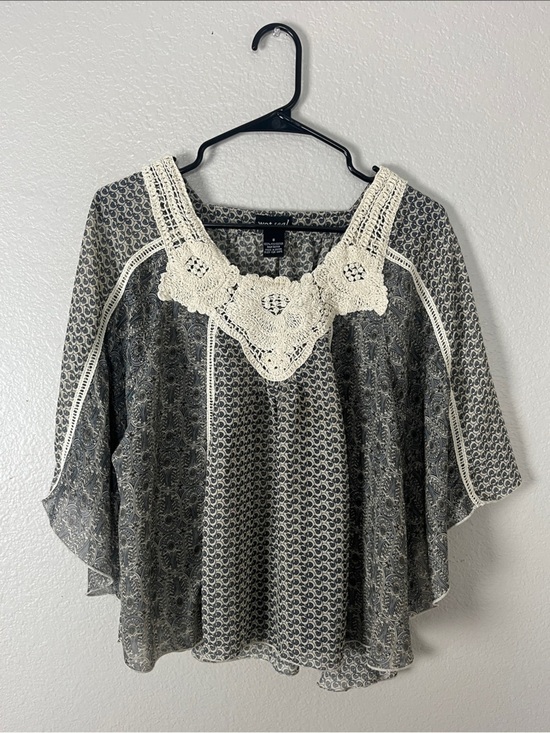 Mossimo Supply Co. Tops - Wet Seal Gray Floral Print Blouse Cream Crochet Yoke Sz 8 Boho Chic TC0723